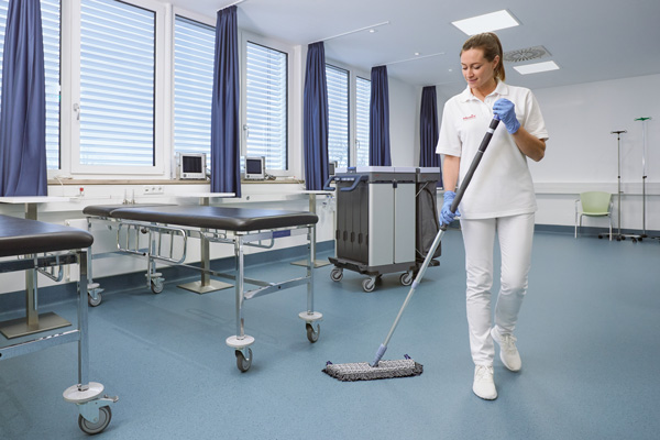 Professioneller Reinigungswagen im Krankenhausflur mit EviSense